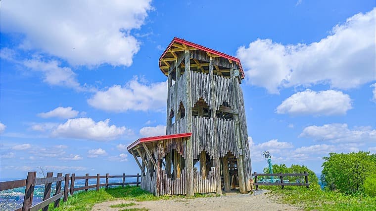 北海道芽室町の新嵐山スカイパーク：十勝平野の大パノラマや日高山脈を一望でき、キャンプなどのアウトドアも年中楽しめる芽室町の展望スポット。
