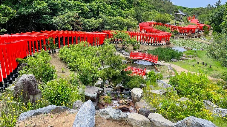 青森県つがる市の高山稲荷神社：日本海を望む地に、千本鳥居が龍のように美しく連なる、つがる市の絶景パワースポットです。