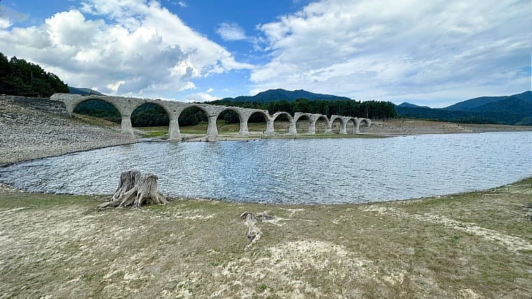 タウシュベツ川橋梁：北海道上士幌町にある、季節によって湖底に沈んだり姿を現したりする「幻のコンクリート製アーチ橋」