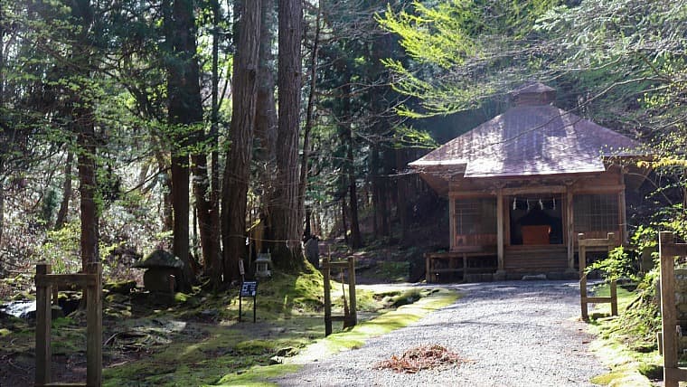 青森県階上町の寺下観音：寺下観音は、階上岳の麓に佇み、豊かな自然の中で歴史と厳かな雰囲気を感じられる奥州南部三十三観音霊場です。