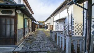 宮城県村田町にある蔵の町：なまこ壁の店蔵が並ぶ歴史的な町並みで、かつて紅花交易で栄えた村田商人の面影を残す名所です。
