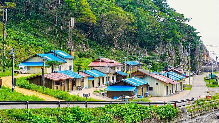 岩手県田野畑村の机浜番屋群：田野畑村の机浜番屋群は、水産庁の百選にも選ばれた伝統ある番屋群で、漁村の暮らしが息づく場所です。