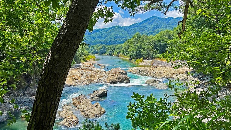 岩手県西和賀町の和賀川：岩手県西和賀町を流れる和賀川は、奥羽山脈を水源とし、豊かな渓谷美と周辺の温泉郷を育む重要な河川です。