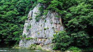 岩手県軽米町のヤイホイ岩：軽米町にある大きな岩。「ヤーイ」と叫ぶと「ホーイ」と返ってくるという伝承からその名がつきました。