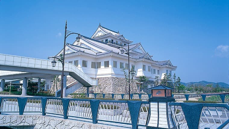 宮城県亘理町の悠里館(亘理町立郷土資料館):亘理町立郷土資料館「悠里館」は、町の歴史や文化を学べる施設です。かつての城下町の風情を感じさせる建築で、郷土の資料展示や展望室から望む亘理の景色が楽しめます。