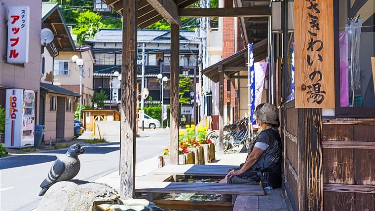 山形県南陽市にある赤湯温泉の足湯：山形県の赤湯温泉には、観光案内所に隣接する「さきわいの湯」など、無料で気軽に潤える足湯があります。