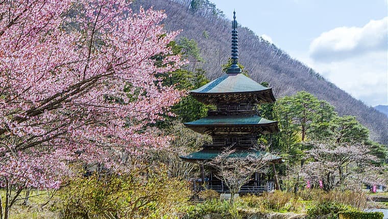 山形県高畠町の安久津八幡神社：山形県高畠町にある安久津八幡神社は、三重塔がそびえ立つ、歴史と風格が漂う置賜地方を代表する古社です。