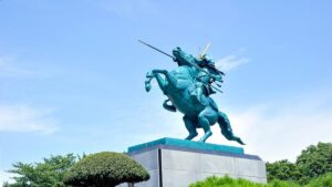 山形県山形市の最上義光騎馬像：山形城跡（霞城公園）に立つ、戦国大名・最上義光が上杉軍を睨みつけ、馬を雄々しく跳ね上げさせた銅像。