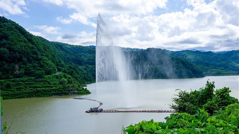 山形県西川町の月山湖大噴水:山形県西川町にある日本一の噴射高(112m)を誇る巨大な噴水。季節ごとのダイナミックな絶景が魅力。