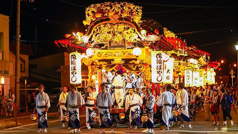 秋田県鹿角市の花輪ばやし：秋田県鹿角市の「花輪ばやし」は、豪華絢爛な屋台と日本一の賑やかさと称される囃子が響く、ユネスコ無形文化遺産です。