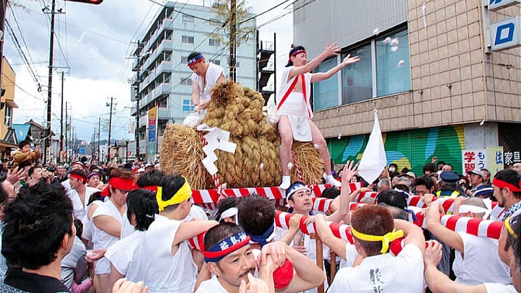 福島県伊達市の保原つつこ引き：奇祭として知られ、大わらじのような「つつこ」を担ぎ合う伝統行事で、地元民の声と共に親しまれています。