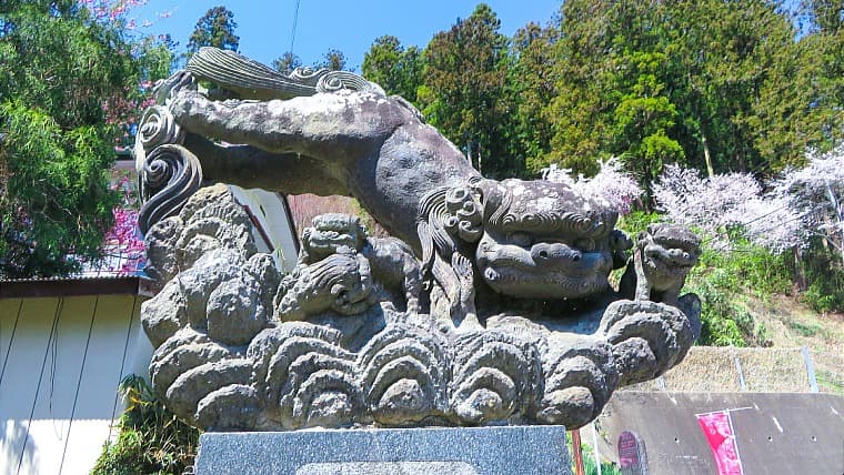 福島県石川町の石都々古和気神社飛翔獅子：石川町出身の名工・小林和平が昭和5年に造立した、雲に乗り躍動する躍動感溢れる傑作狛犬です。