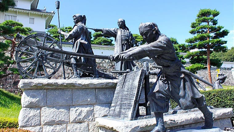 福島県二本松市の霞ヶ城：1414年築城で丹羽10万石の居城となった日本100名城であり、秋には菊人形の祭典が開かれます。