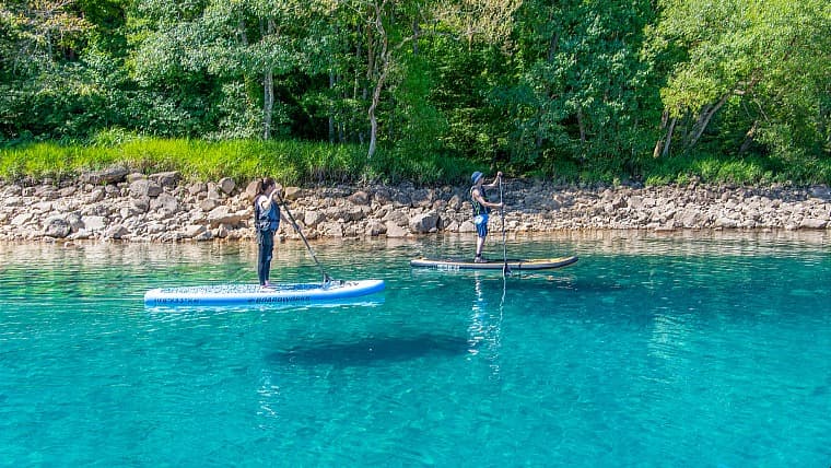 秋田県仙北市の田沢湖SUP：秋田県仙北市にある日本一深い田沢湖で、瑠璃色の美しい湖面を進むスタンドアップパドルボード体験です。