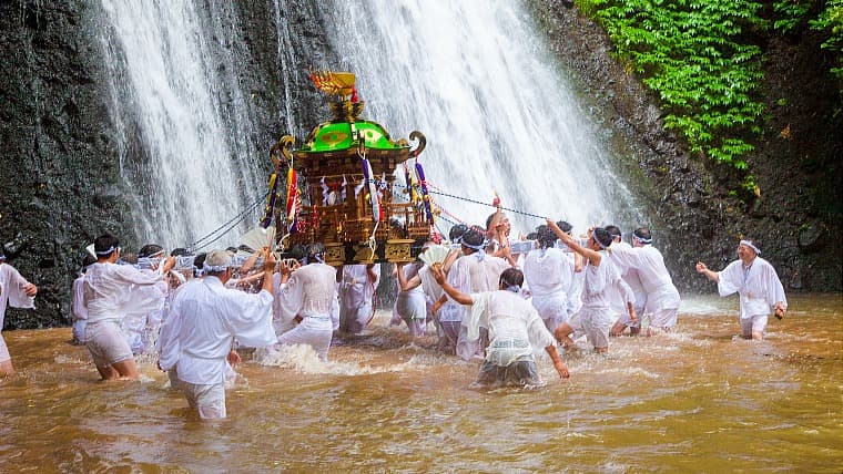 秋田県八峰町の白瀑神社例大祭（みこしの滝浴び）：秋田県八峰町の白瀑神社例大祭は、白装束の担ぎ手たちが神輿を担いだまま滝に飛び込む豪快な祭りです。