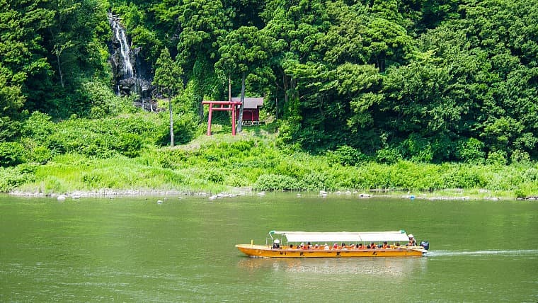 山形県戸沢村の最上川舟下り：最上峡の美しい絶景を、船頭が歌う小気味よい舟唄とともに船で下る、戸沢村を代表するアクティビティです。