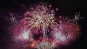 秋田県大仙市の大曲の花火春の章：大曲の花火「春の章」は、秋田県大仙市で春に開催される、世界と日本の花火が競演する国際色豊かな花火大会です。