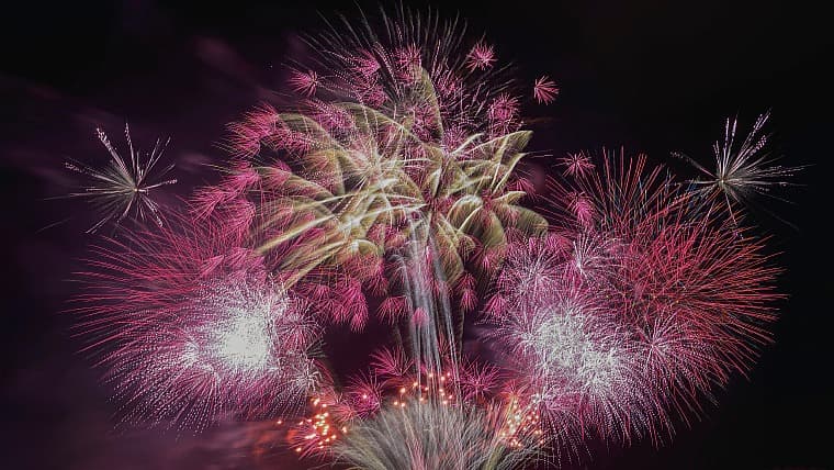 秋田県大仙市の大曲の花火春の章：大曲の花火「春の章」は、秋田県大仙市で春に開催される、世界と日本の花火が競演する国際色豊かな花火大会です。