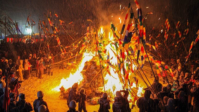 秋田県美郷町の六郷のカマクラ・竹うち：秋田県美郷町で700年続く小正月の火祭り。激しい「竹うち」は国の重要無形民俗文化財です。