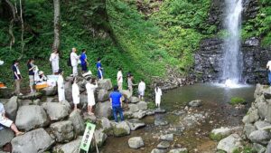 秋田県東成瀬村の仙人修行：毎年夏に2泊3日で開催される、滝行や断食、写経などを体験できる東成瀬村の伝統的な修行イベントです。