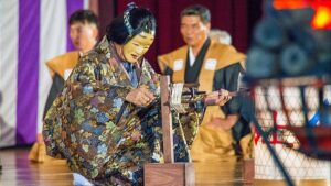 山形県鶴岡市の黒川能野外能楽「水焔の能」：かがり火に照らされた水上の野外ステージで、伝統ある「黒川能」を幻想的に上演する伝統的な薪能です。