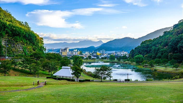 山形県天童市の天童公園：舞鶴山山頂にあり、将棋駒を模した「人間将棋」の舞台や約2,000本の桜の名所として知られる市街一望の公園。