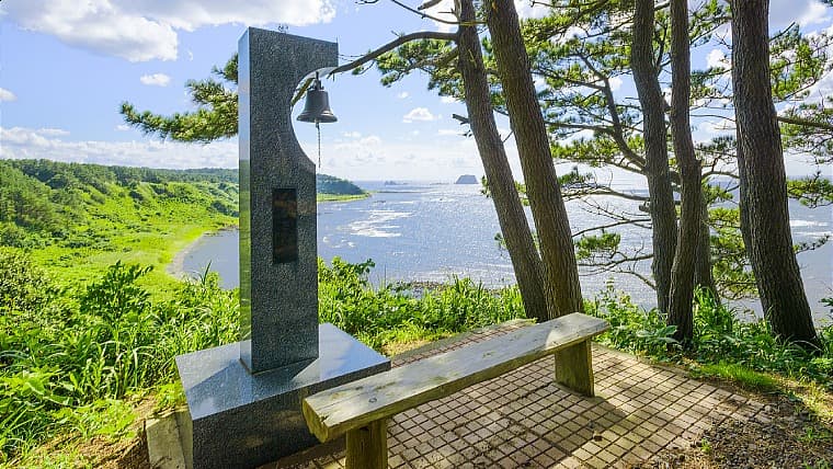 山形県酒田市にある飛島渚の鐘：「日本の渚百選」に選ばれた飛島西海岸の絶景を一望する高台にあり、美しい夕日や海岸線を背景に鳴らせる鐘。