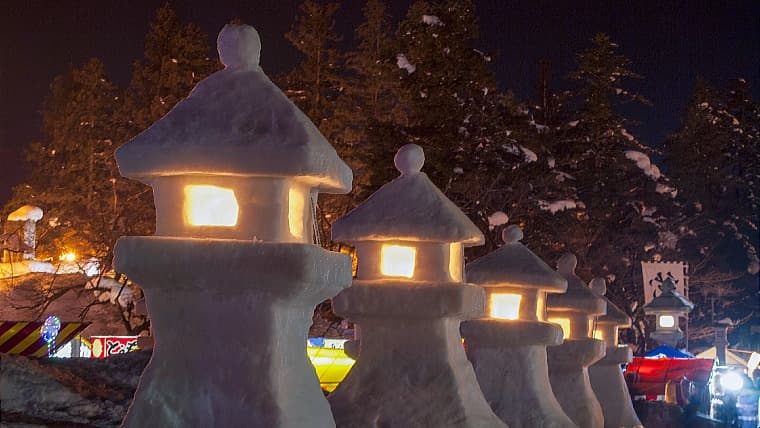 山形県米沢市の上杉雪灯篭まつり：毎年2月、米沢市の上杉神社周辺に作られた無数の雪灯篭やぼんぼりにろうそくが灯る、幻想的な雪祭りです。