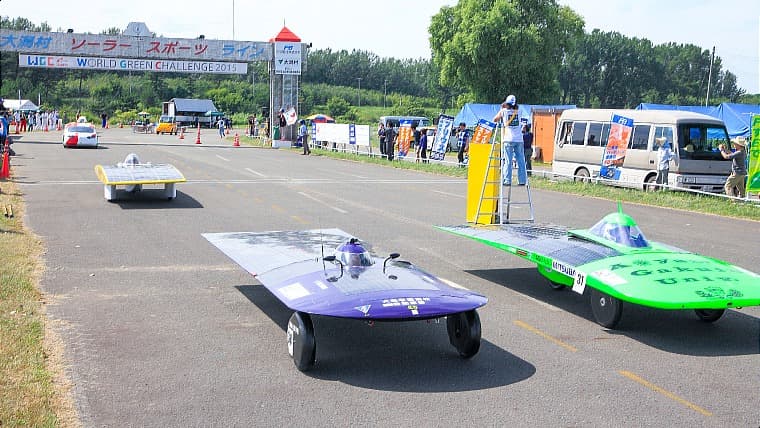 秋田県大潟村のワールド・ソーラーカー・ラリー：秋田県大潟村の専用コースで、太陽電池を搭載した自作マシンの総走行距離を3日間かけて競う次世代レース。