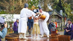 山形県庄内町のややまつり：毎年1月、庄内町（旧余目町）の神社等で行われ、子供たちが裸で水を被って健やかな成長を祈る伝統の裸祭り。