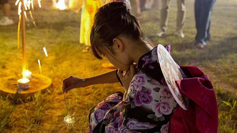 秋田県横手市のよこての全国線香花火大会：横手市で夏の終わりに開催される、職人技の美しい国産線香花火の長さを競い合う全国規模の大会です。