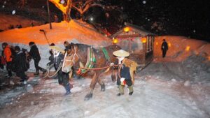 秋田県羽後町のゆきとぴあ七曲：羽後町の豪雪と難所・七曲峠を舞台に、幻想的なミニかまくらや伝統行事を楽しめる冬の代表的なお祭りです。
