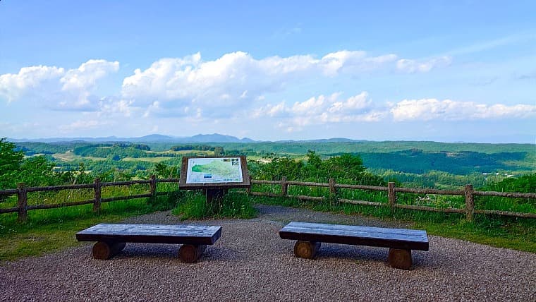 福島県西郷村の座頭ころばし展望台：国道289号沿いにあり、阿武隈川沿いの由井ヶ原高原や遠くの山々を望むドライブ途中の絶景展望スポット。