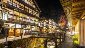 山形県尾花沢市の銀山温泉：大正ロマン漂うガス灯の温泉街。川の両岸に木造旅館が並び、雪景色や花笠音頭の歴史が有名です。