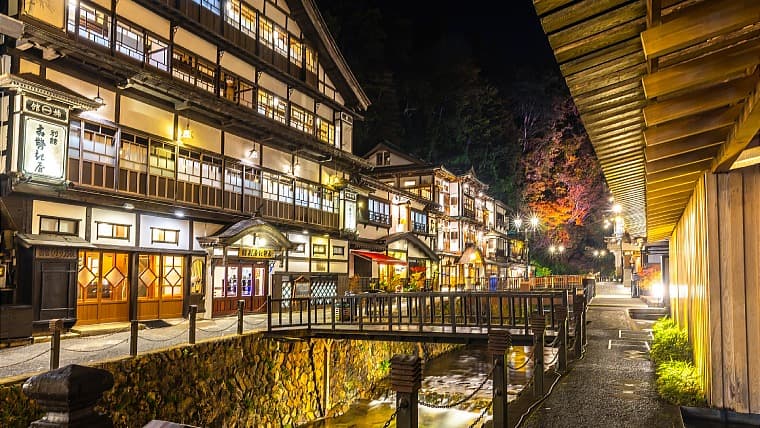 山形県尾花沢市の銀山温泉：大正ロマン漂うガス灯の温泉街。川の両岸に木造旅館が並び、雪景色や花笠音頭の歴史が有名です。