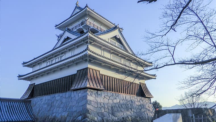 山形県上山市の上山城：上山市街地の丘に建つ上山城は、城下町の歴史を伝える郷土資料館であり、蔵王連峰を一望できる景勝地です。